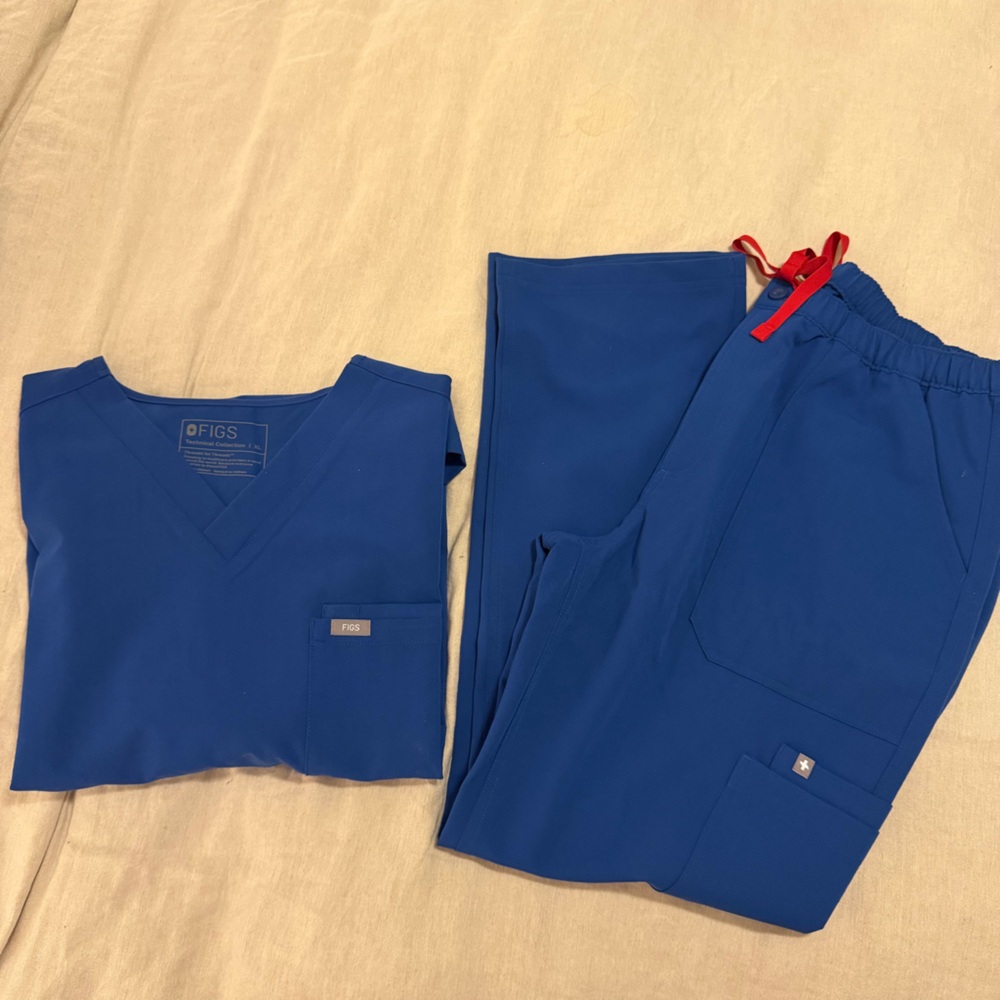 FIGS Men’s Blue Scrub Set